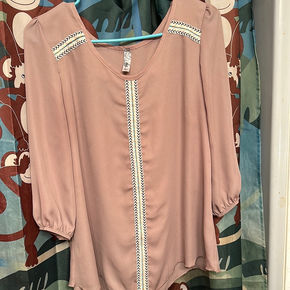Bella D tribal detail blouse size Women’s XL cofee colored with cut out in back